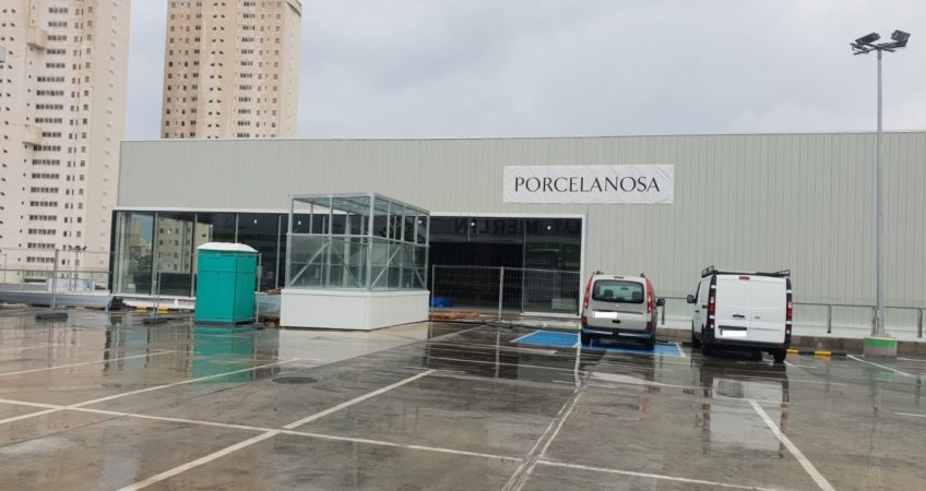 CRUZJARA ha finalizado las obras del edificio que LEROY MERLIN promueve para PORCELANOSA en Finestrat (Alicante).  